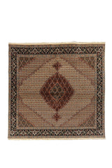 Alfombra oriental cuadrada de 2 x 2 metros con medallón central en tonos rojo oscuro sobre fondo blanco suave y guarda negra decorativa