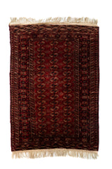 Alfombra persa Bukara Antik rectangular en tono rojo oscuro con diseño geométrico tradicional