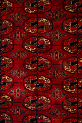 Detalle del diseño central geométrico en alfombra persa Bukara color rojo