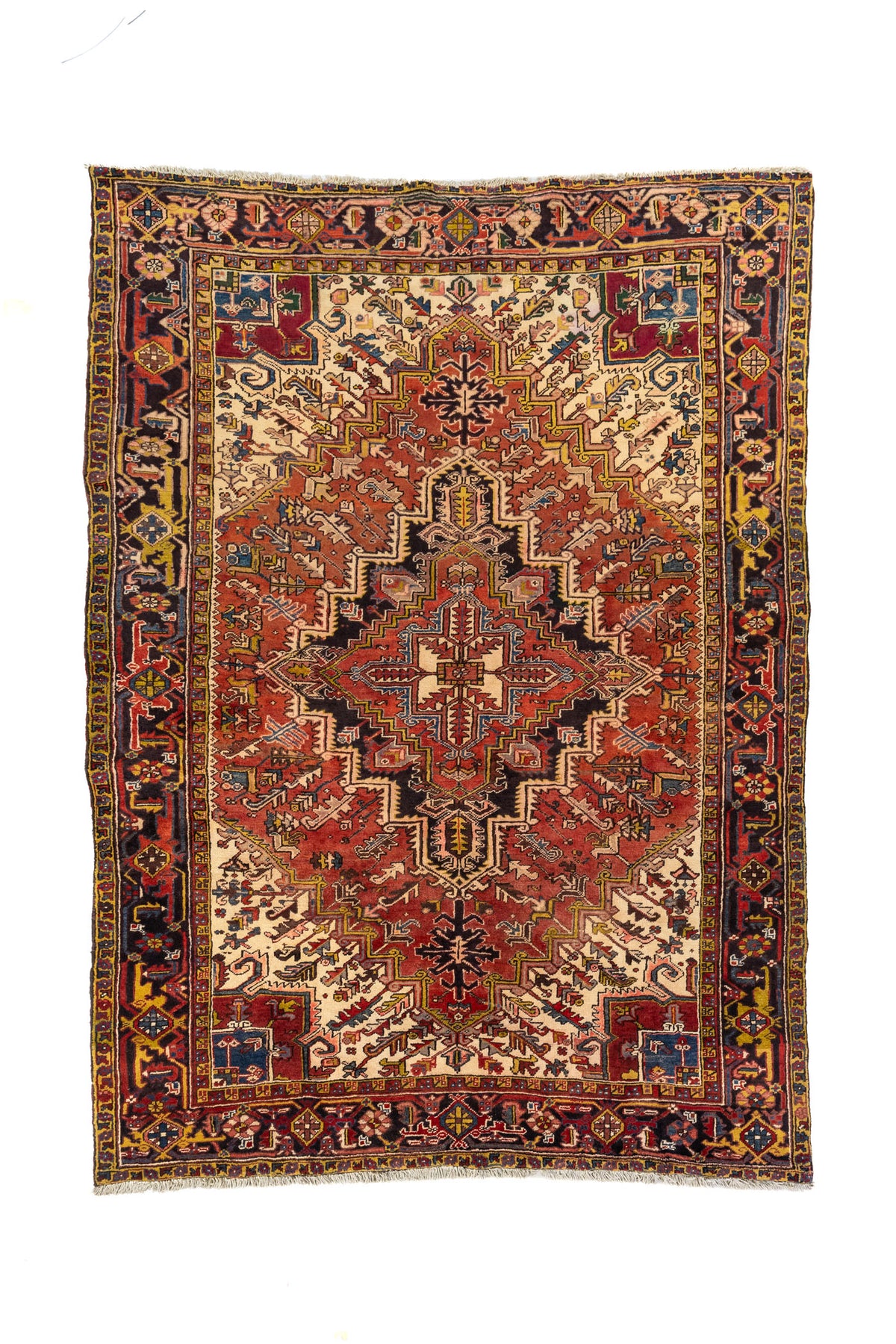 Alfombra oriental rectangular en tonos rojo, beige, azul y negro con gran medallón geométrico central y guarda tribal decorativa