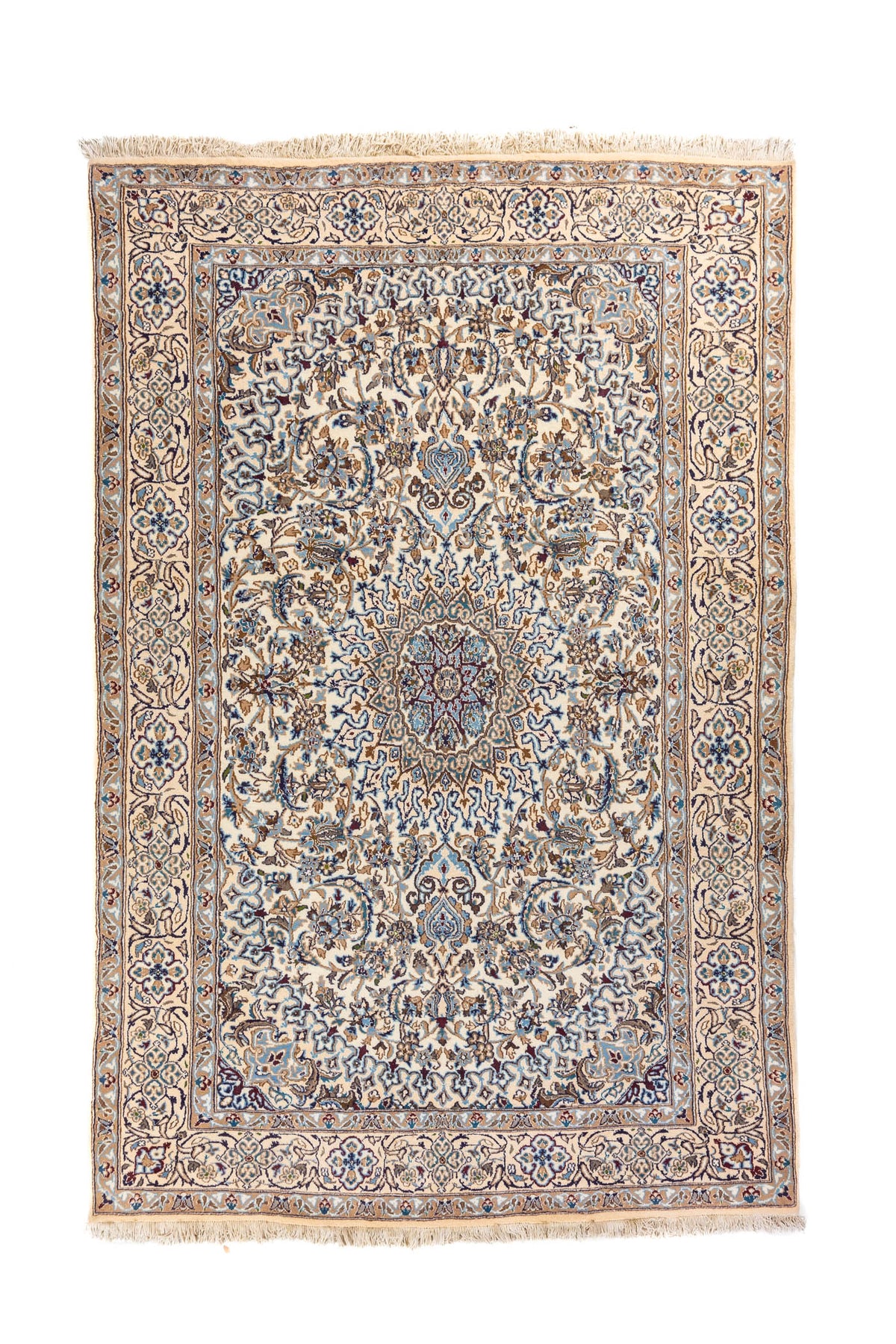 Alfombra rectangular de estilo oriental en tonos blanco suave, celeste, azul y beige, con medallón central floral y guarda decorativa detallada.