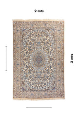 Alfombra rectangular de 2 x 3 metros en tonos blanco suave, azul y celeste, con medallón central floral 