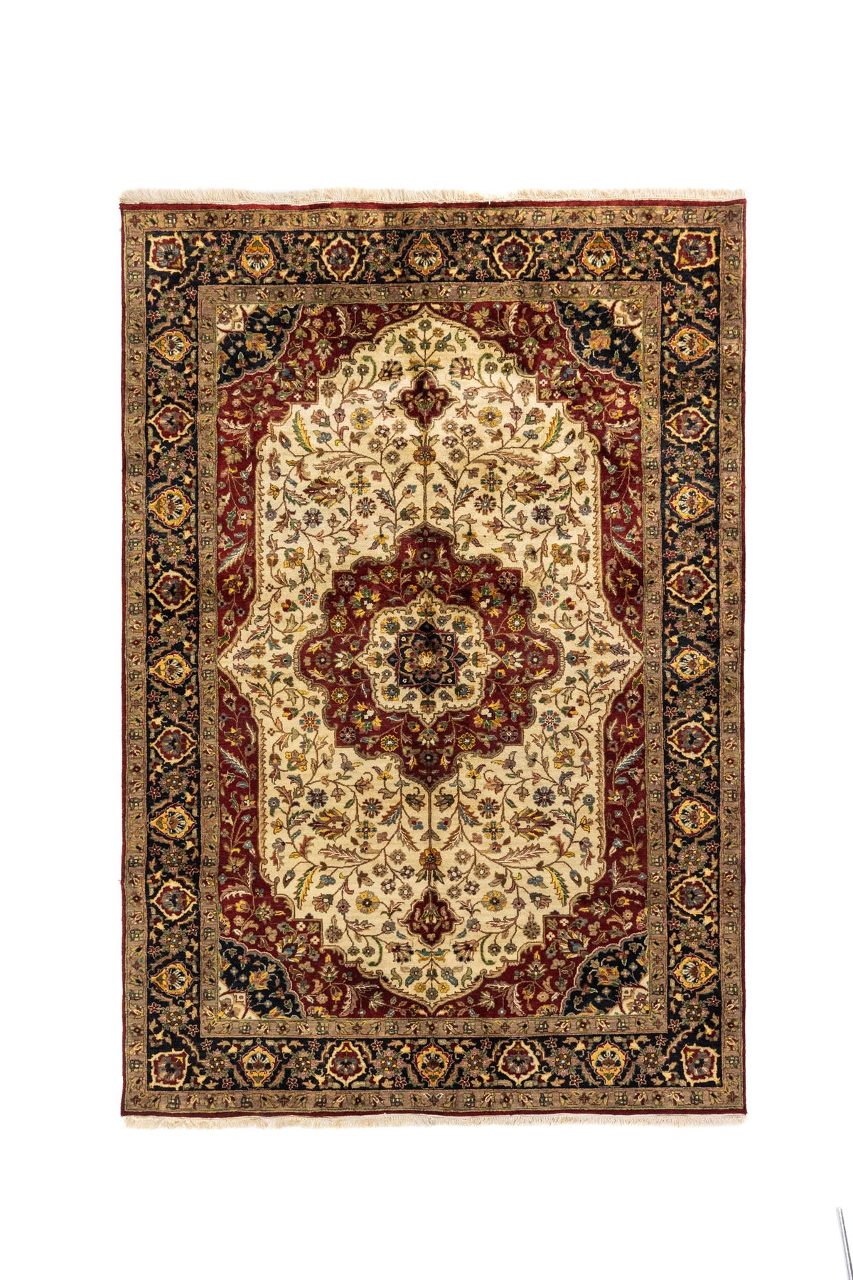 Alfombra rectangular de estilo oriental en tonos blanco suave, rojo oscuro, negro y beige, con medallón central floral y guarda oscura decorada.