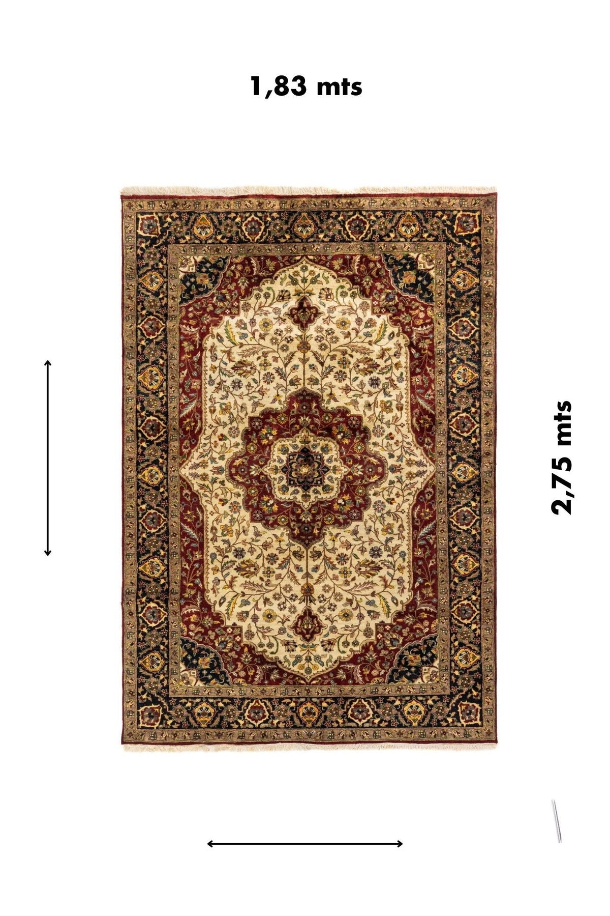 Alfombra rectangular de 1,83 x 2,75 metros en tonos blanco suave, rojo oscuro, negro y beige, con medallón central floral y guardas clásicas ornamentales.