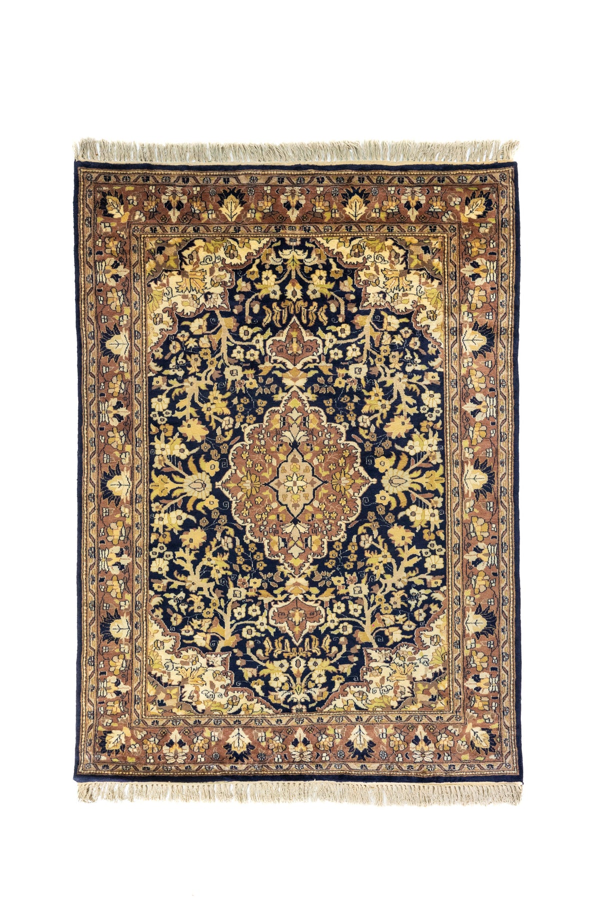 Alfombra oriental rectangular en tonos azul marino, beige y café con medallón floral central y borde decorativo clásico