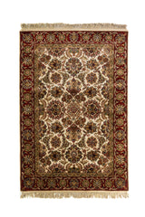 Alfombra clásica de diseño floral con fondo beige, detalles ornamentales en tonos rojo, marrón, verde oscuro y dorado, y guarda ancha en rojo intenso.