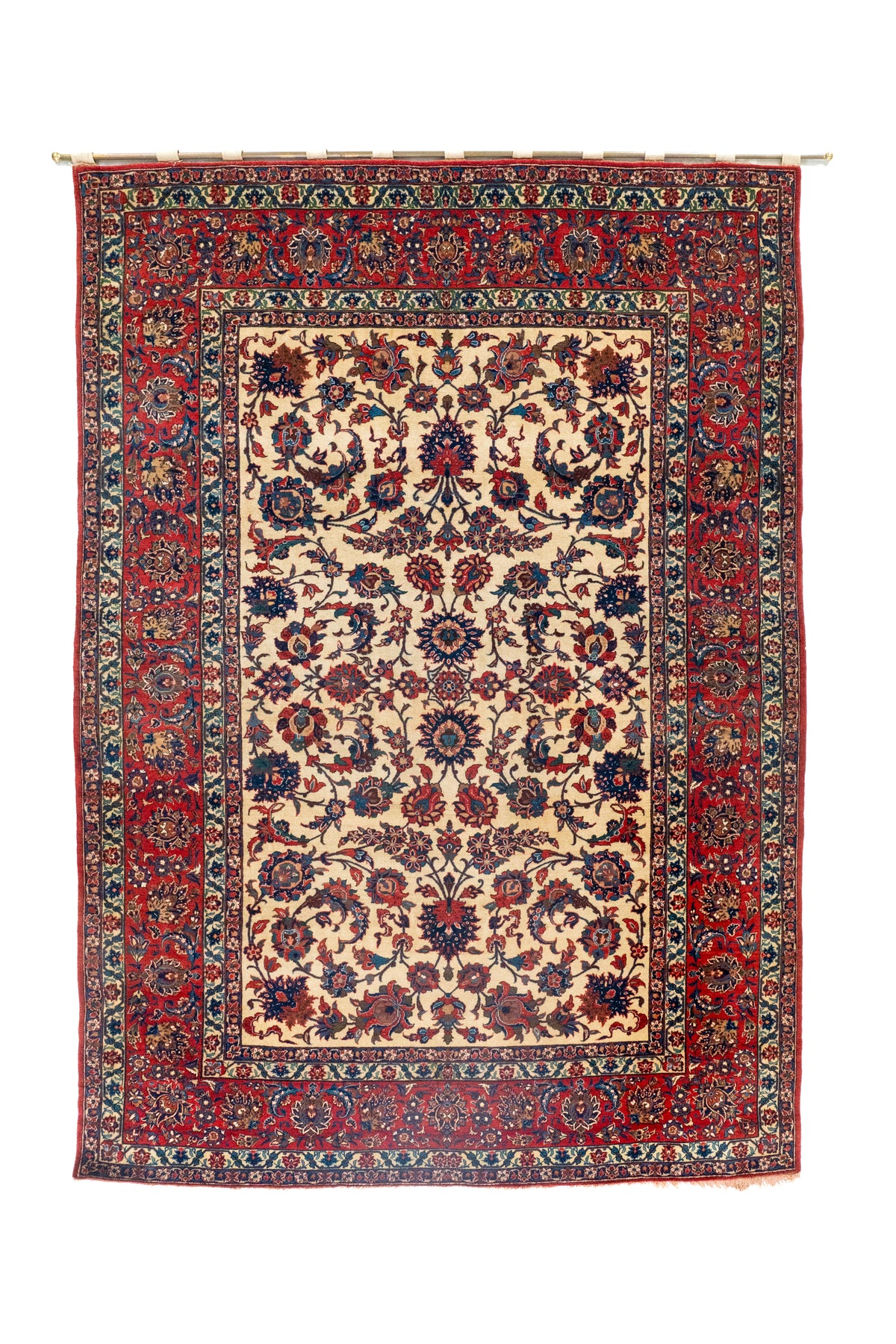 Alfombra Persa Ispahan Antik rectangular roja y beige con diseño floral clásico.