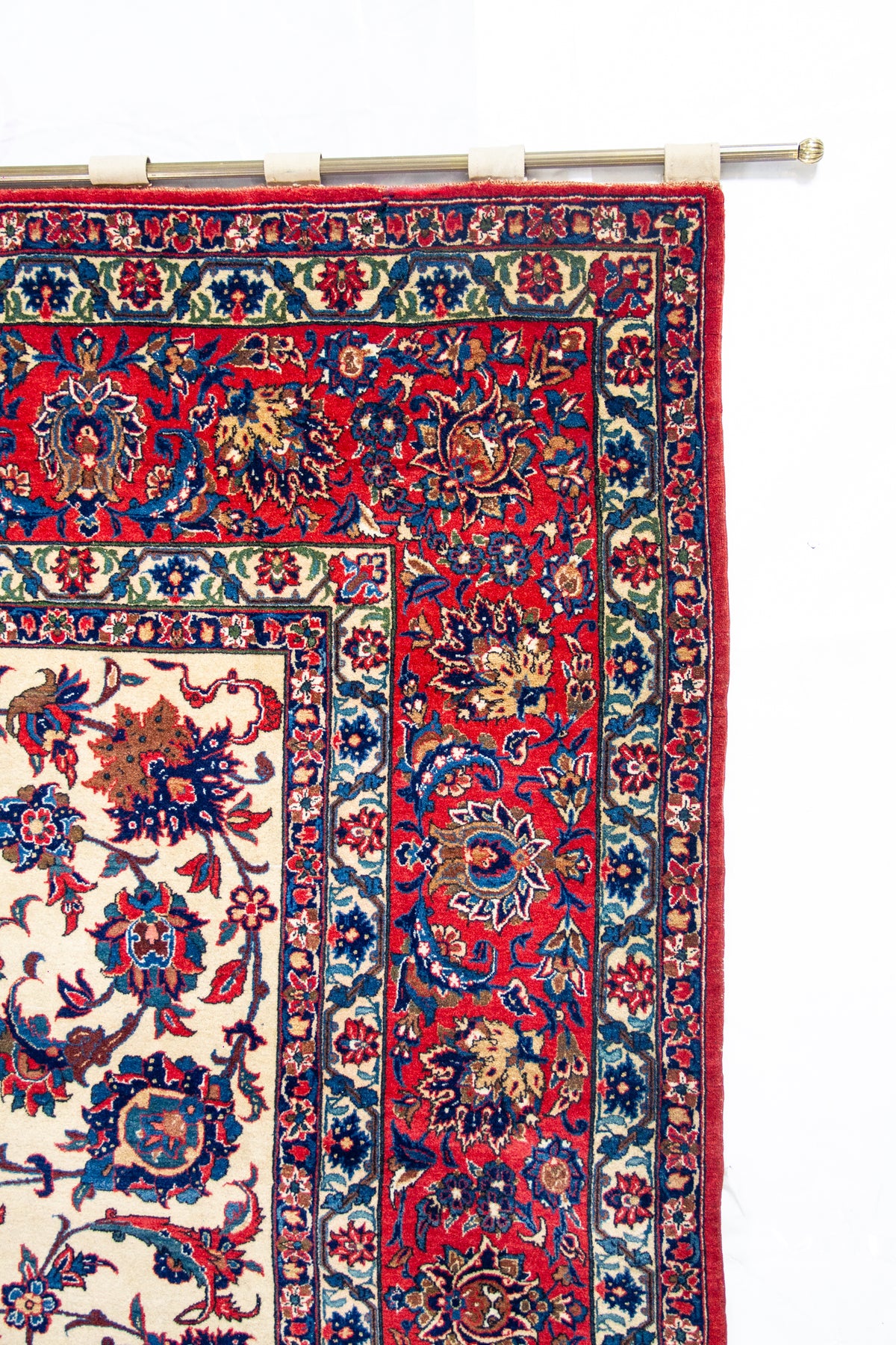 Detalle de guarda de alfombra Persa Ispahan Antik en tonos rojo, beige y azul