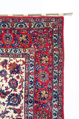 Detalle de guarda de alfombra Persa Ispahan Antik en tonos rojo, beige y azul