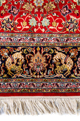 Detalle de guarda y flecos de alfombra Persa Ispahan Seda en tonos rojo, negro y blanco