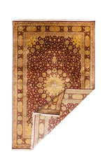 Alfombra Persa Ispahan Seda con esquina doblada mostrando reverso y flecos blanco cálido 