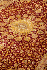 Detalle del diseño floral y medallón central de alfombra Persa Ispahan Seda rojo y dorada