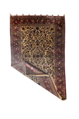 Alfombra Persa Ispahan Seda Antik con esquina doblada mostrando reverso y flecos