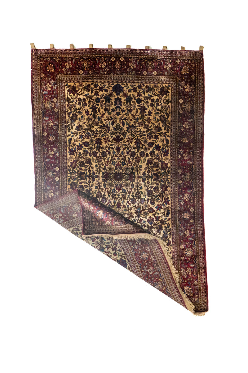 Alfombra Persa Ispahan Seda Antik con esquina doblada mostrando reverso y flecos