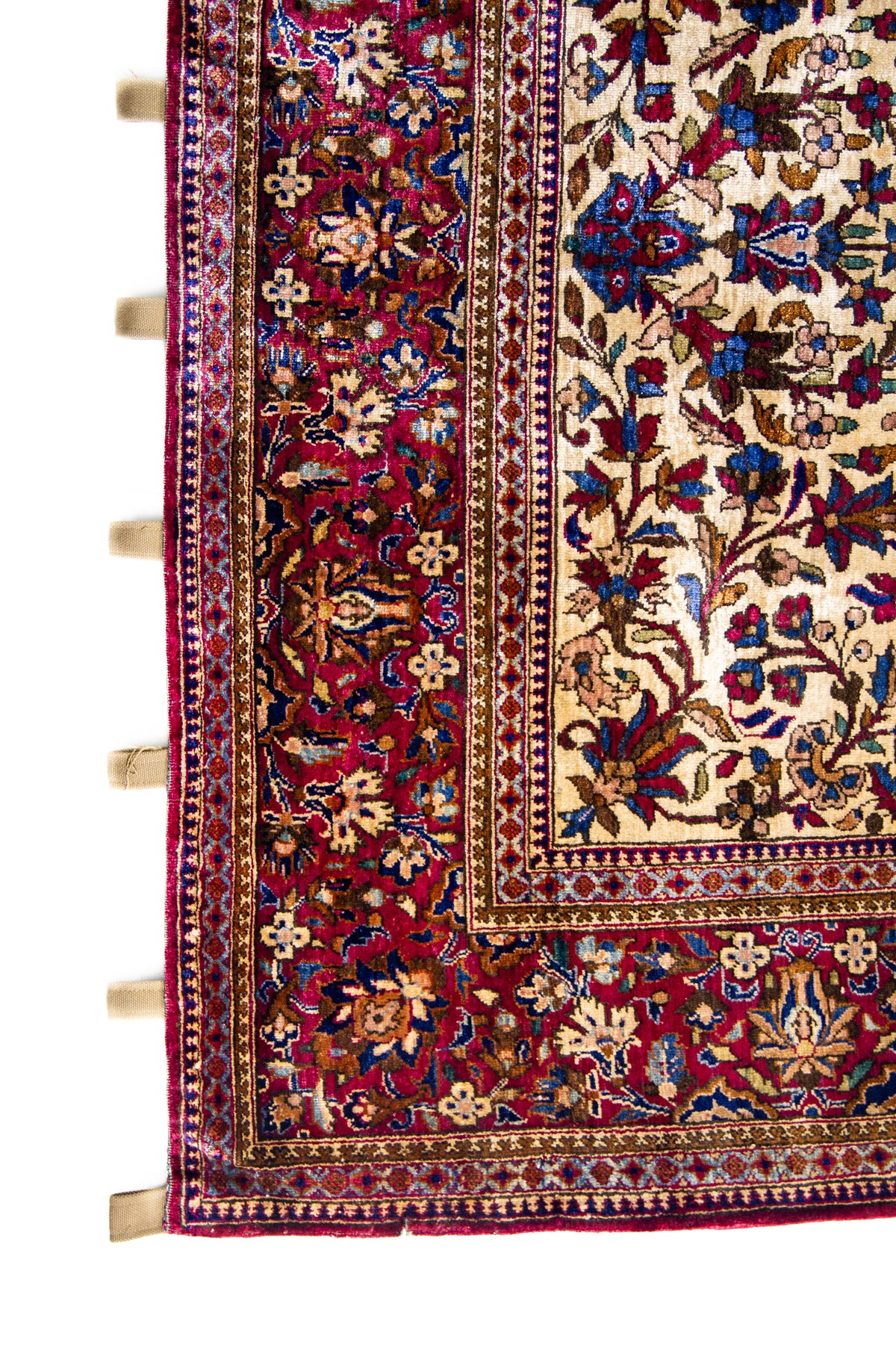 Detalle de guarda floral y borde de alfombra Persa Ispahan Seda Antik en tonos rojo y beige