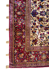 Detalle de guarda floral y borde de alfombra Persa Ispahan Seda Antik en tonos rojo y beige