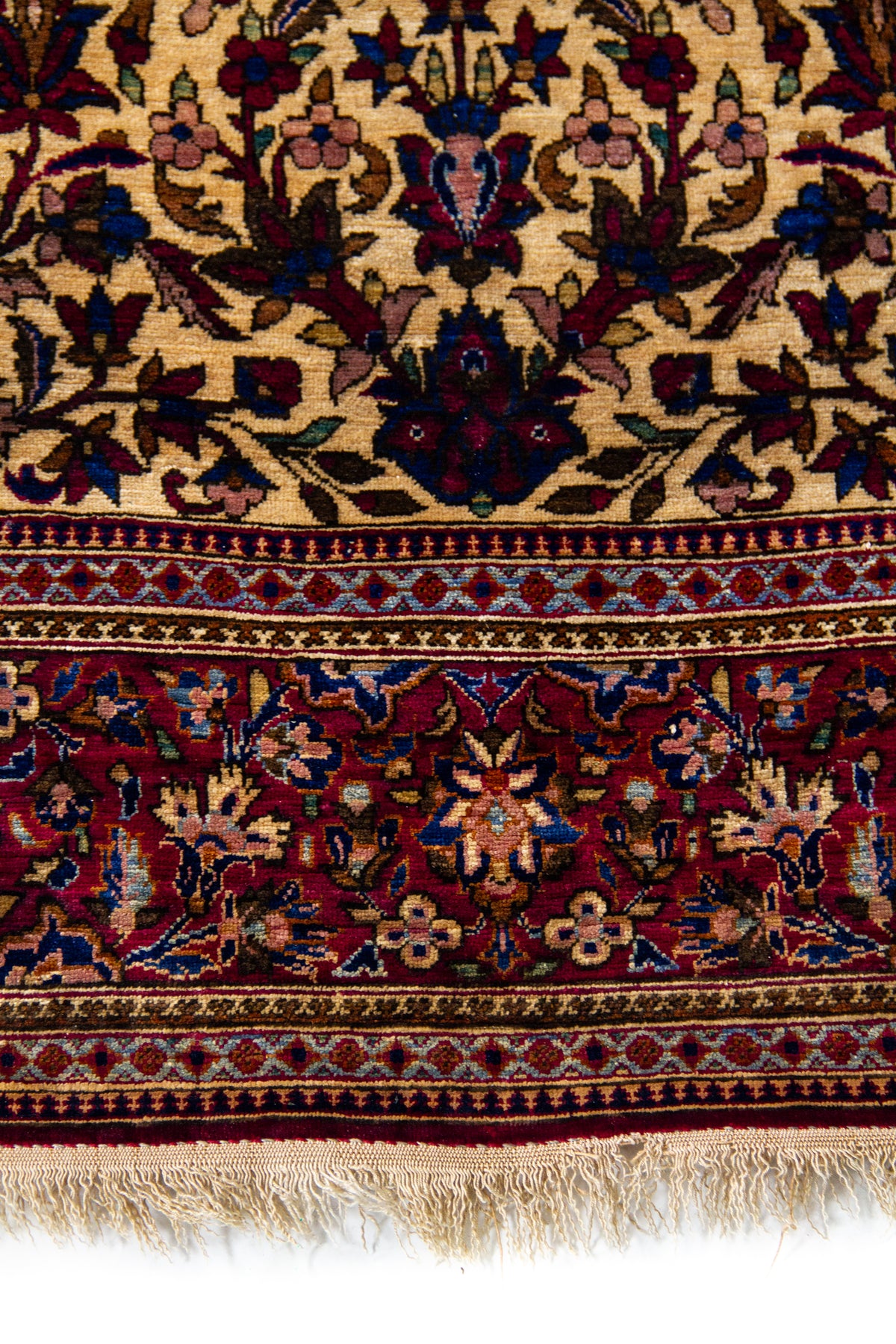Detalle del diseño floral de alfombra Persa Ispahan Seda Antik con base beige y acentos azules