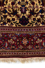 Detalle del diseño floral de alfombra Persa Ispahan Seda Antik con base beige y acentos azules