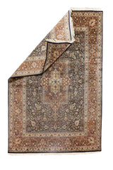 Alfombra Persa Ispahan Seda con esquina doblada mostrando reverso, flecos y guarda floral