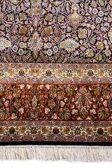 Detalle de guarda y flecos de alfombra Persa Ispahan Seda en tonos marrón, beige y dorado