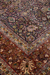 Detalle del diseño floral de alfombra Persa Ispahan Seda con arabescos y tonos cálidos