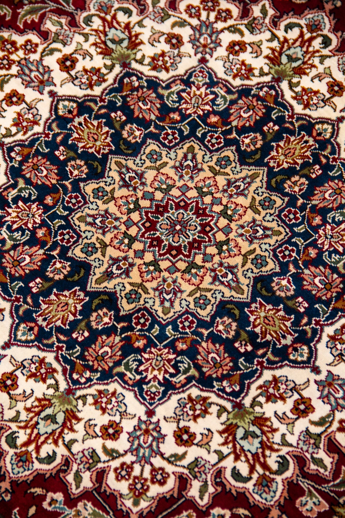 Detalle del medallón central de alfombra persa Ispahan Seda con diseño floral y geométrico