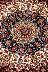 Detalle del medallón central de alfombra persa Ispahan Seda con diseño floral y geométrico