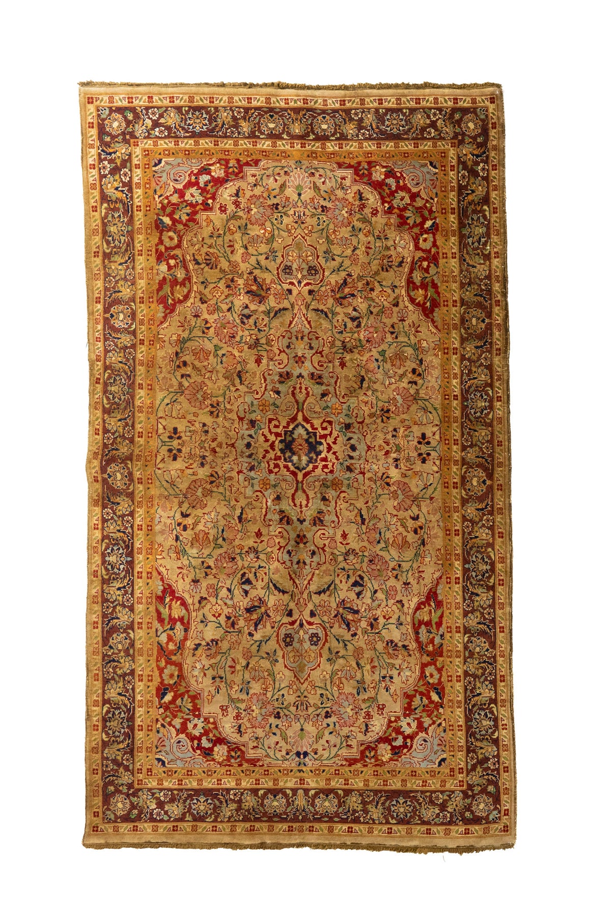 Alfombra clásica de estilo persa en tonos beige, rojo y marrón, con diseño floral ornamental, medallón central y guarda decorada.