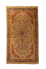 Alfombra clásica de estilo persa en tonos beige, rojo y marrón, con diseño floral ornamental, medallón central y guarda decorada.