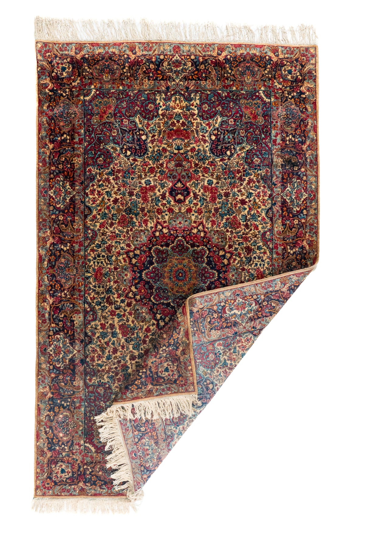 Alfombra persa rectangular doblada con flecos y diseño floral tradicional en tonos beige y azul