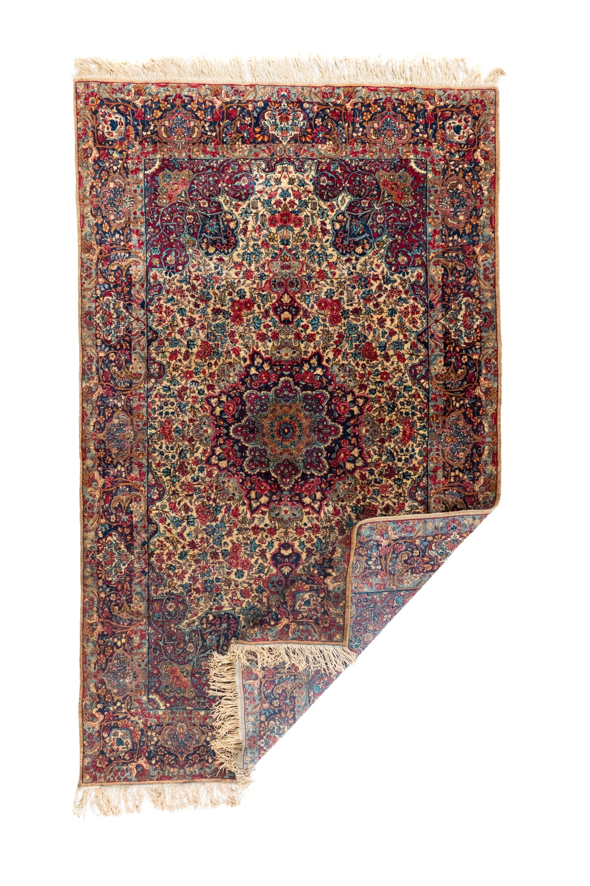 Alfombra persa rectangular doblada con flecos y diseño floral tradicional en tonos beige