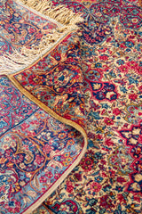 Detalle de textura y reverso de alfombra persa Kirman Antik con diseño tradicional