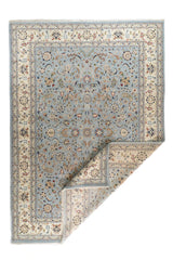 Alfombra Persa Nain celeste con esquina doblada, diseño floral y guarda ornamental