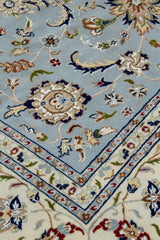 Detalle del diseño floral de alfombra Persa Nain en tonos celeste, beige, azul y rojo