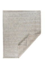 Alfombra Persa Nain beige con esquina doblada y diseño floral ornamental