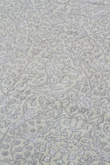 Detalle del diseño floral de alfombra Persa Nain en tonos beige y gris