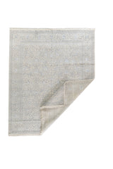 Alfombra Persa Nain beige con esquina doblada y diseño floral ornamental