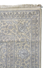 Detalle de guarda y flecos de alfombra Persa Nain beige con motivos florales