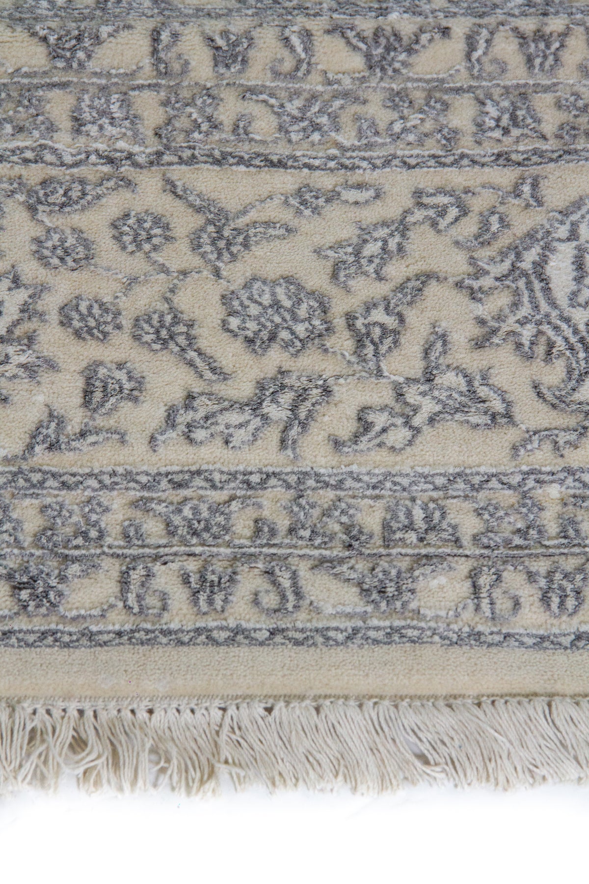Detalle de textura y diseño floral de alfombra Persa Nain en tonos beige y gris
