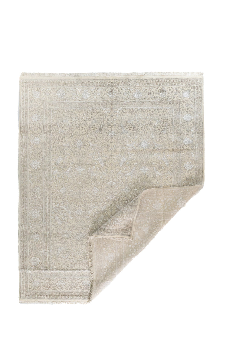 Alfombra Persa Nain beige con esquina doblada y diseño floral ornamental