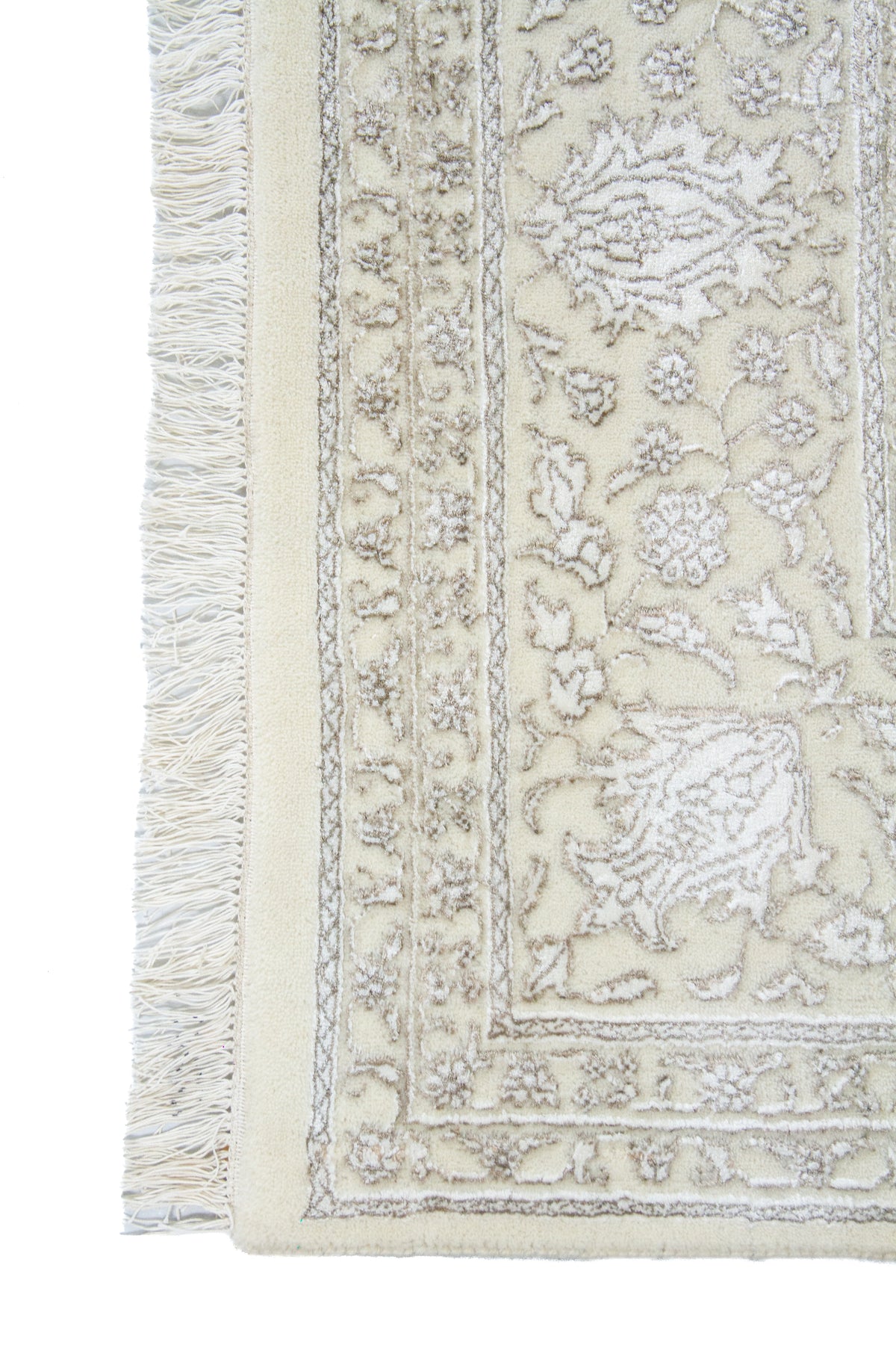 Detalle de guarda y flecos de alfombra Persa Nain beige con motivos florales