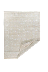 Alfombra Persa Nain beige con esquina doblada y diseño floral ornamental