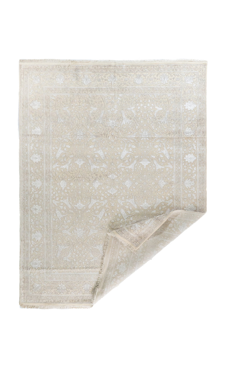 Alfombra Persa Nain beige con esquina doblada y diseño floral ornamental