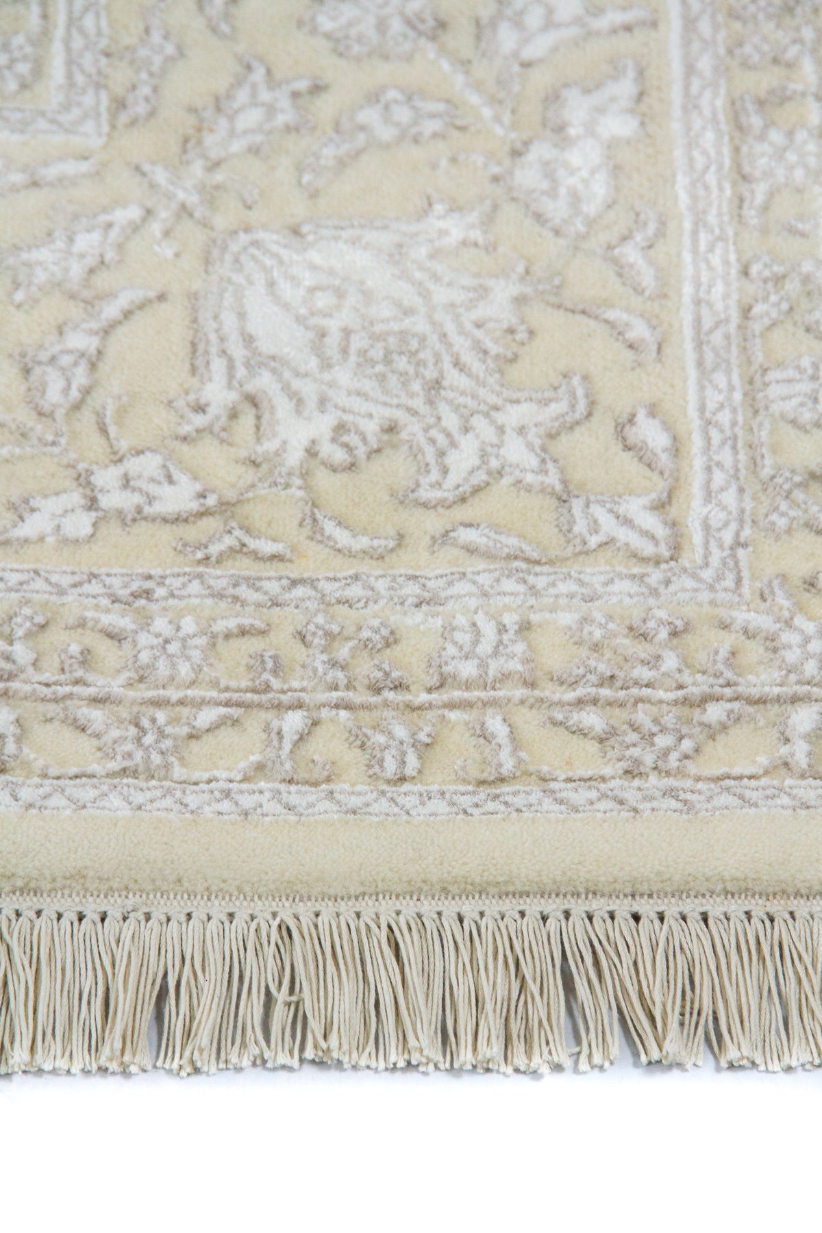 Detalle del diseño floral y textura de alfombra Persa Nain en beige 
