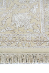 Detalle del diseño floral y textura de alfombra Persa Nain en beige 