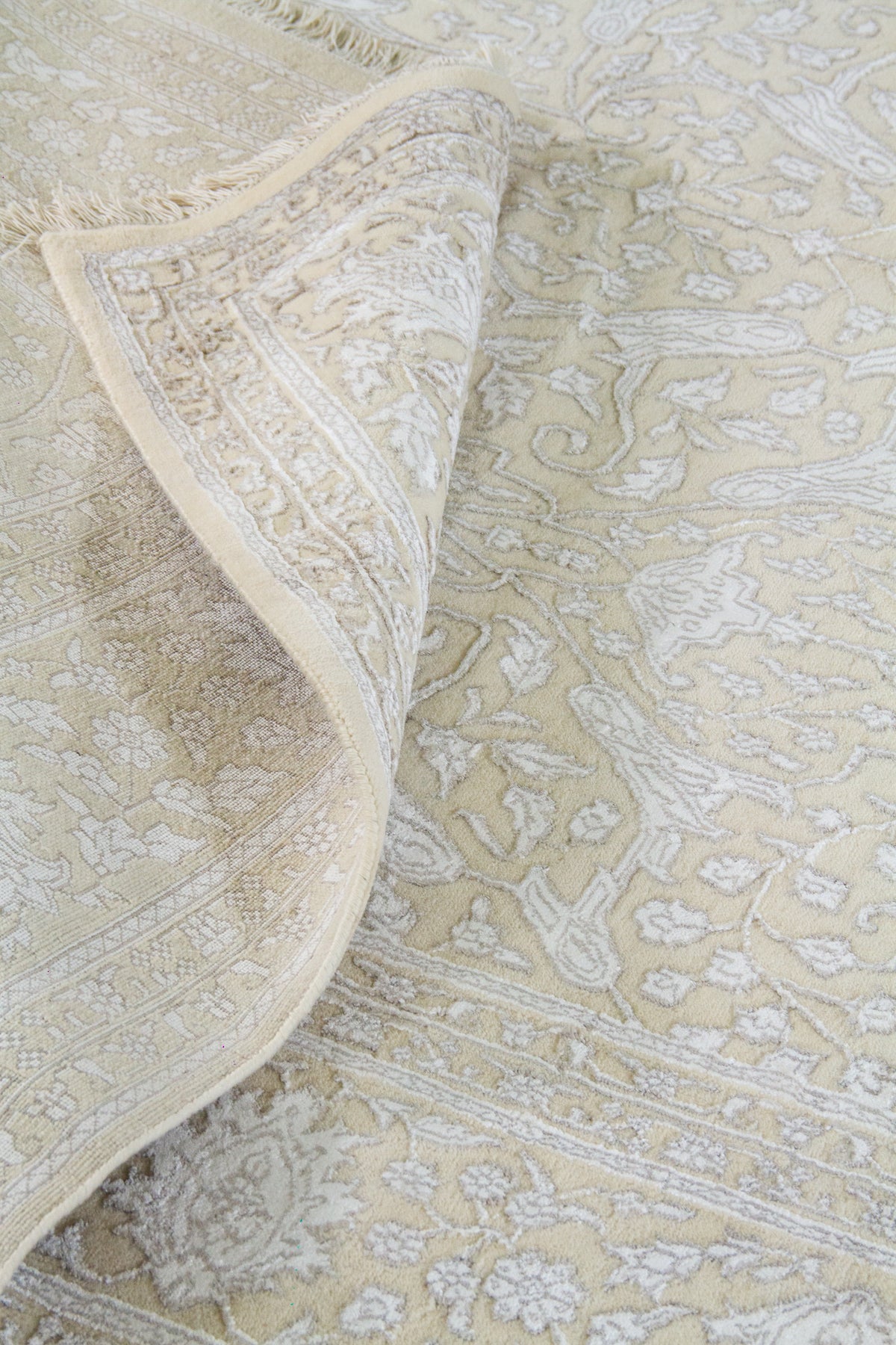 Detalle de flecos y guarda ornamental de alfombra Persa Nain beige