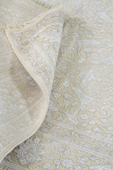Detalle de flecos y guarda ornamental de alfombra Persa Nain beige