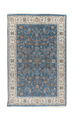 Alfombra Persa Nain en tonos celeste y guarda blanca con diseño floral tradicional