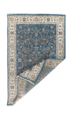Alfombra Persa Nain con esquina doblada, guarda blanca y diseño floral en tonos celeste