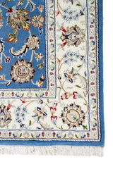 Detalle de guarda y flecos de Alfombra Persa Nain en tonos azul, blanco y rojo